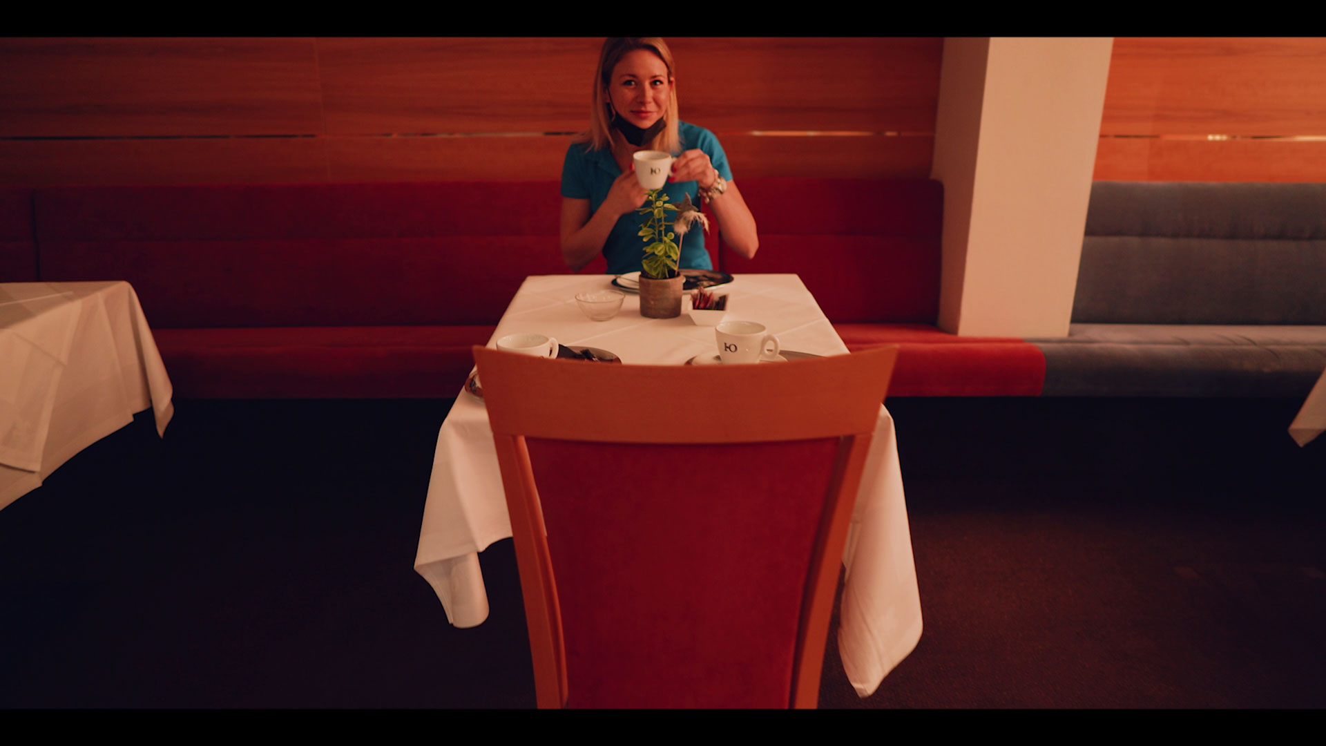 A coffe while others dance